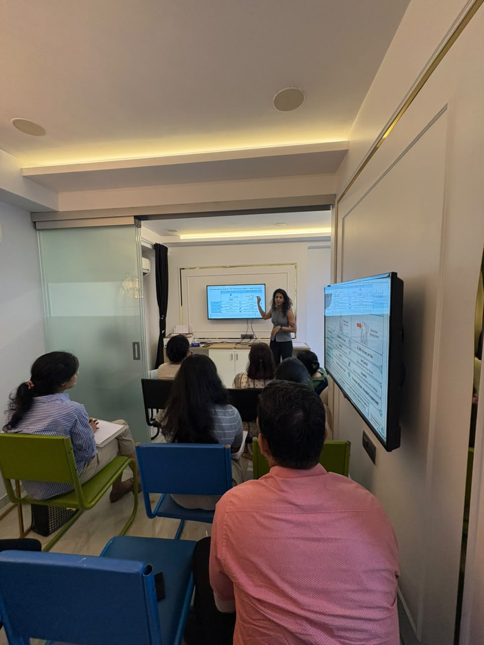 Discussion between specialists at the Radiant Smiles continuing education lecture, Chembur Mumbai